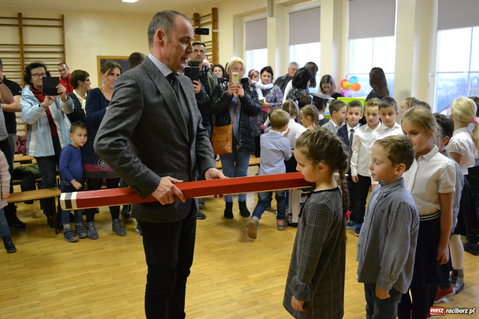 Zdjęcie w galerii na portalu naszraciborz.pl: Uroczyste pasowanie na ucznia na Ocicach wiadomości z regionu