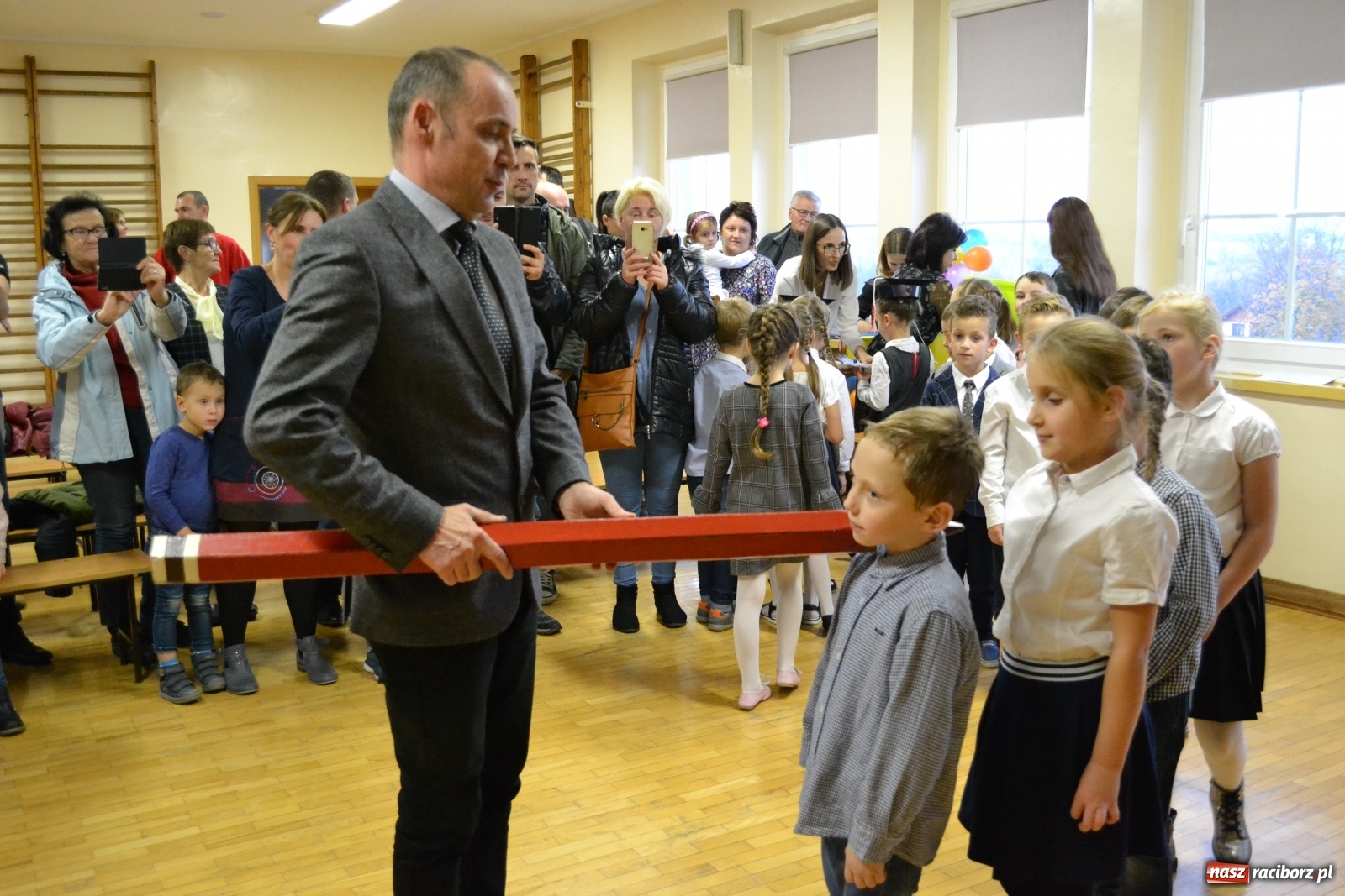 Zdjęcie w galerii na portalu naszraciborz.pl: Uroczyste pasowanie na ucznia na Ocicach wiadomości z regionu