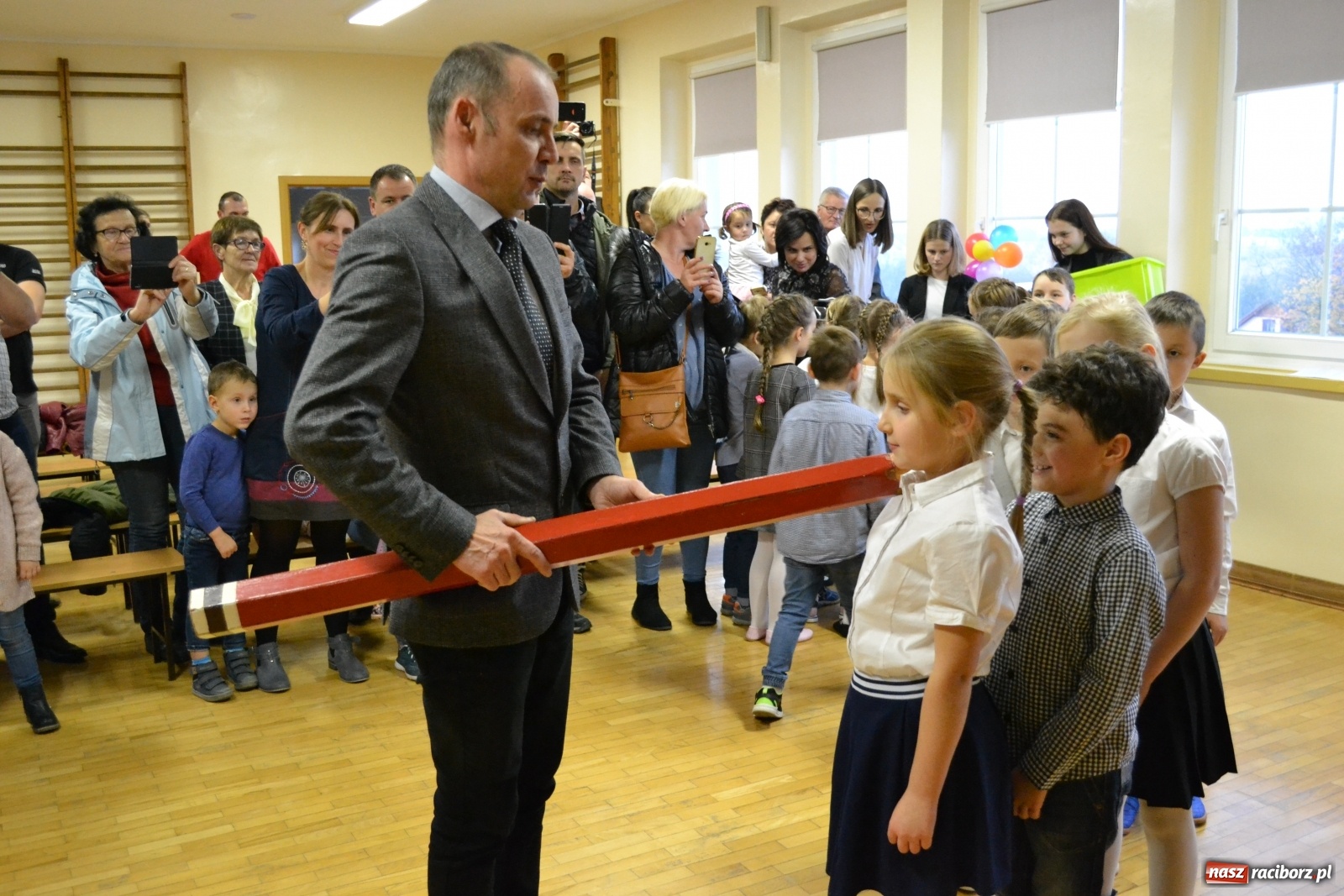 Zdjęcie w galerii na portalu naszraciborz.pl: Uroczyste pasowanie na ucznia na Ocicach wiadomości z regionu