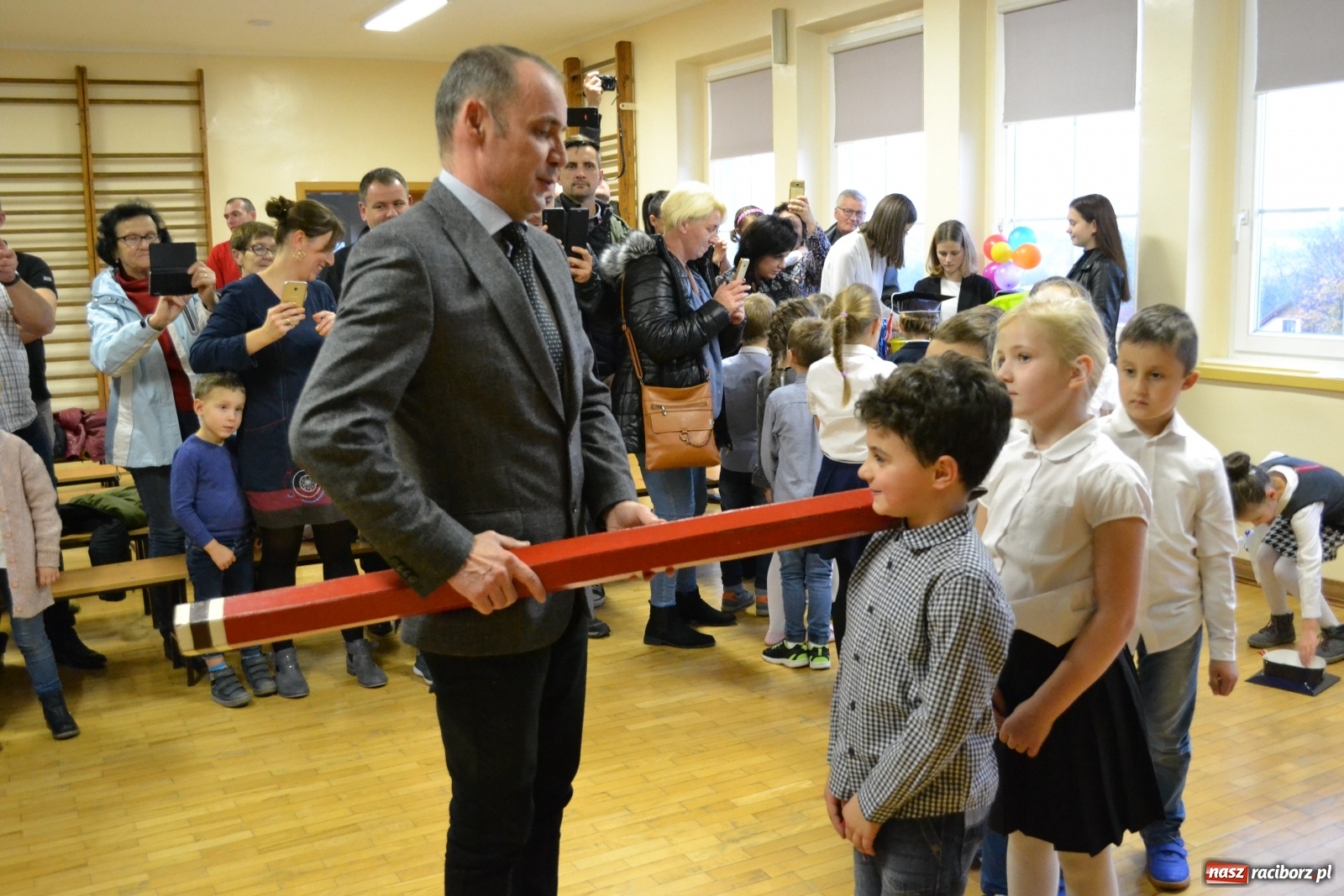 Zdjęcie w galerii na portalu naszraciborz.pl: Uroczyste pasowanie na ucznia na Ocicach wiadomości z regionu