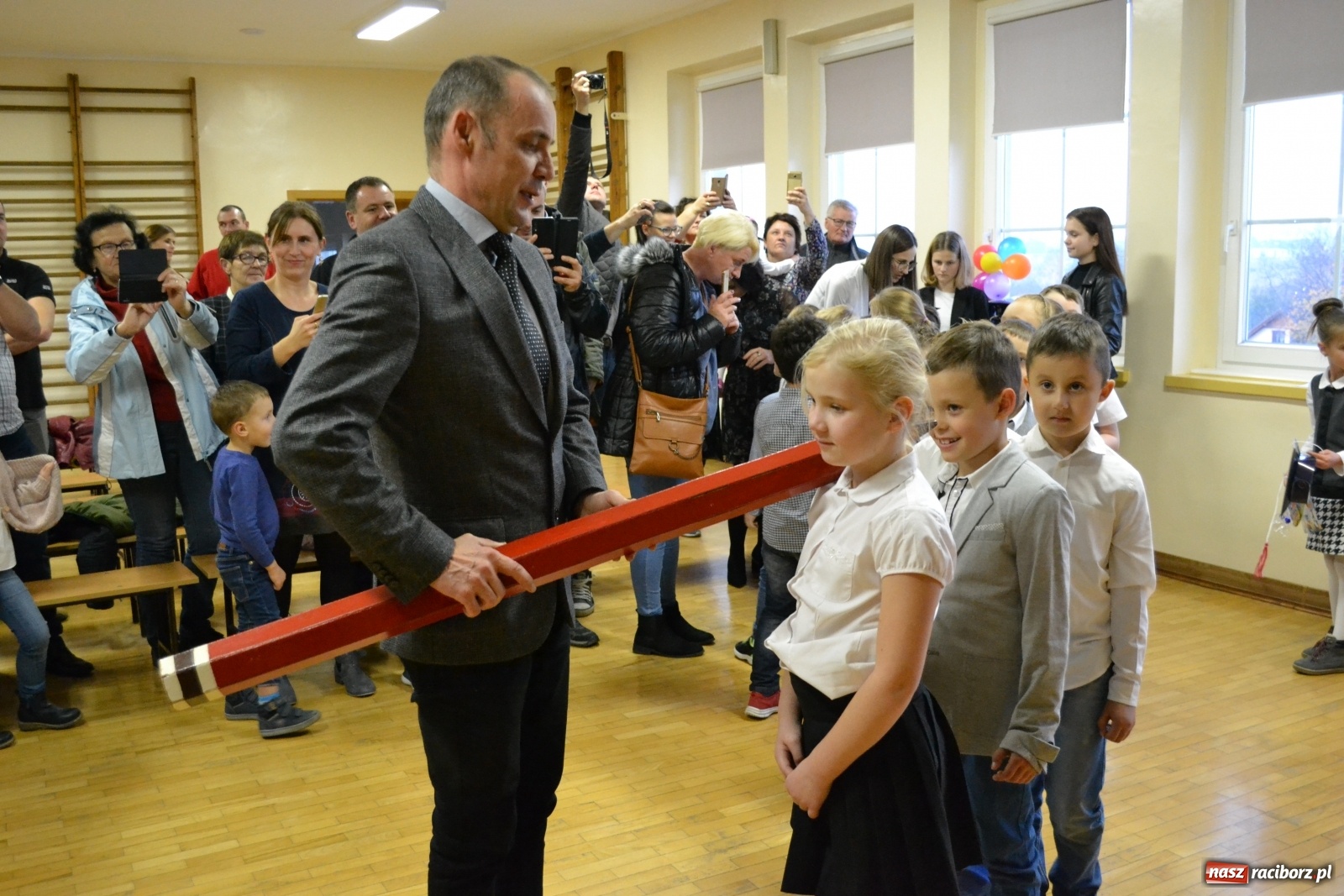 Zdjęcie w galerii na portalu naszraciborz.pl: Uroczyste pasowanie na ucznia na Ocicach wiadomości z regionu