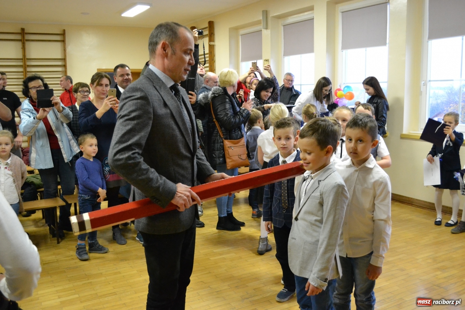 Zdjęcie w galerii na portalu naszraciborz.pl: Uroczyste pasowanie na ucznia na Ocicach wiadomości z regionu