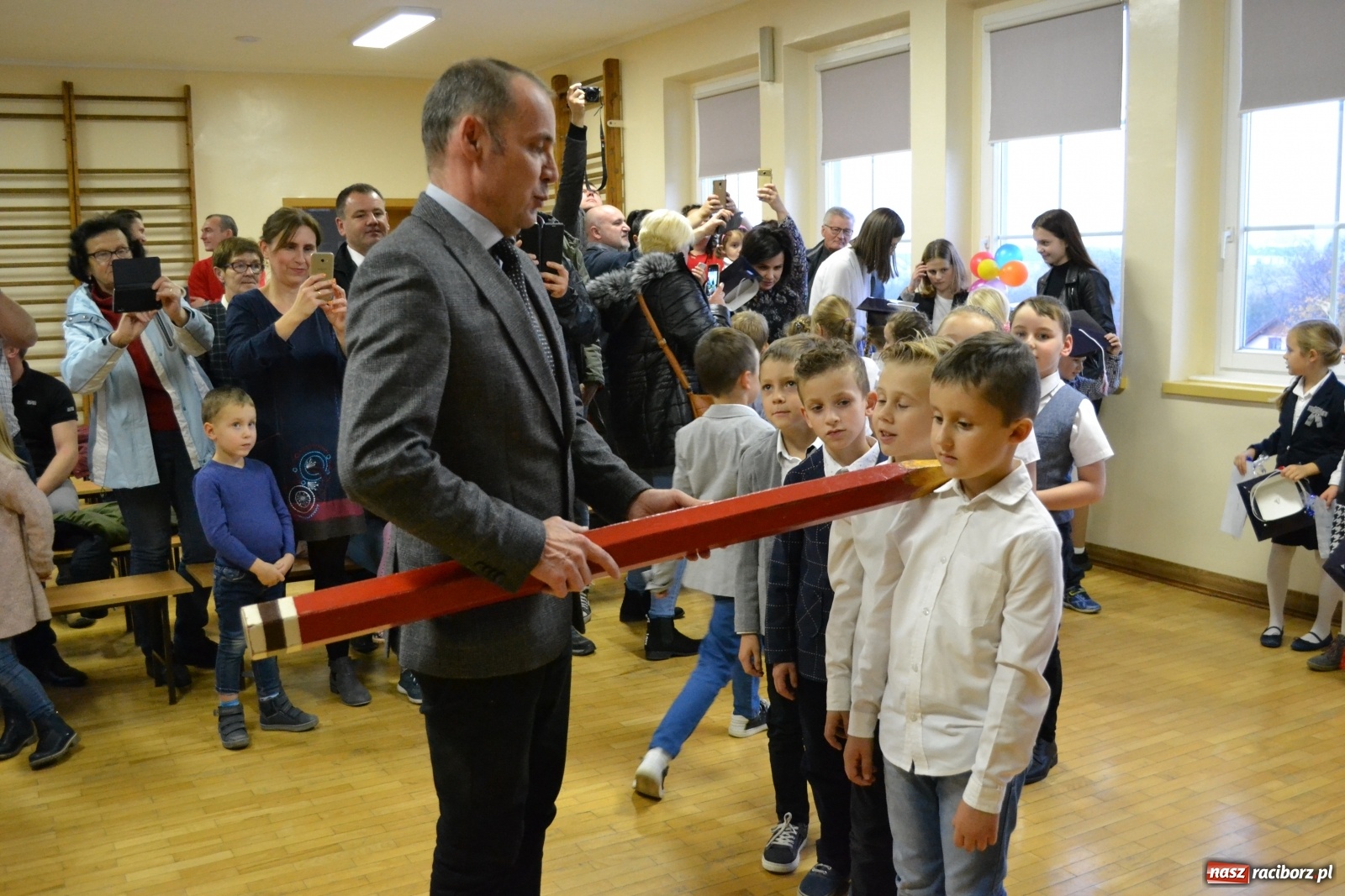 Zdjęcie w galerii na portalu naszraciborz.pl: Uroczyste pasowanie na ucznia na Ocicach wiadomości z regionu