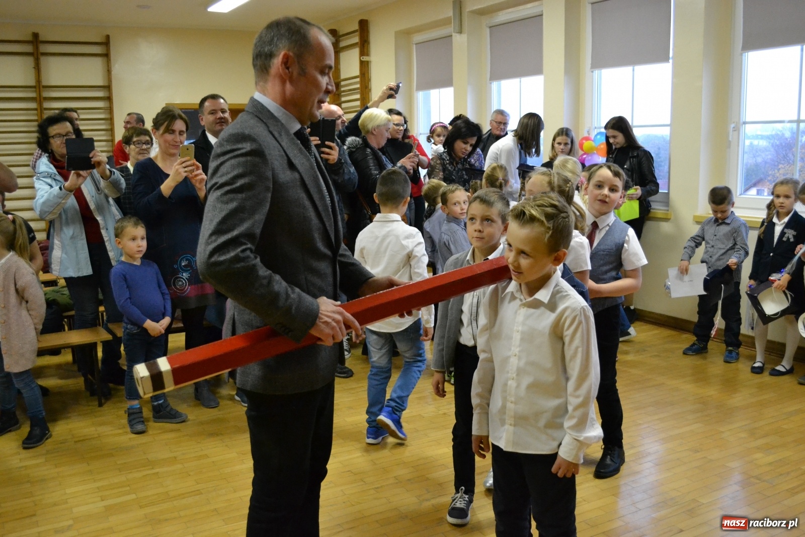 Zdjęcie w galerii na portalu naszraciborz.pl: Uroczyste pasowanie na ucznia na Ocicach wiadomości z regionu