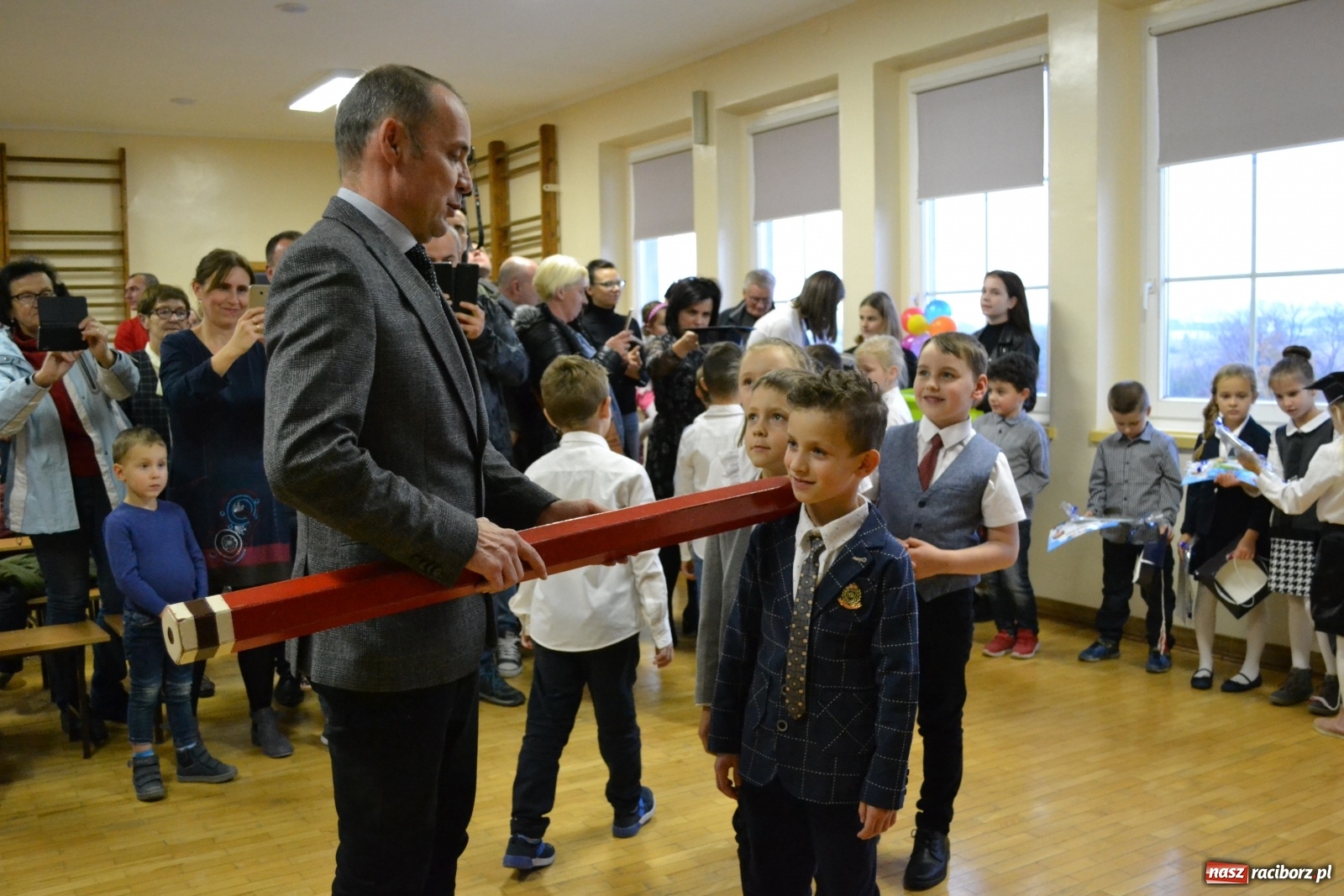 Zdjęcie w galerii na portalu naszraciborz.pl: Uroczyste pasowanie na ucznia na Ocicach wiadomości z regionu