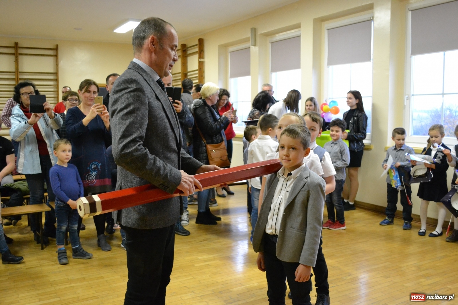 Zdjęcie w galerii na portalu naszraciborz.pl: Uroczyste pasowanie na ucznia na Ocicach wiadomości z regionu