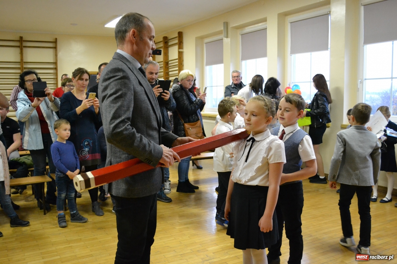 Zdjęcie w galerii na portalu naszraciborz.pl: Uroczyste pasowanie na ucznia na Ocicach wiadomości z regionu
