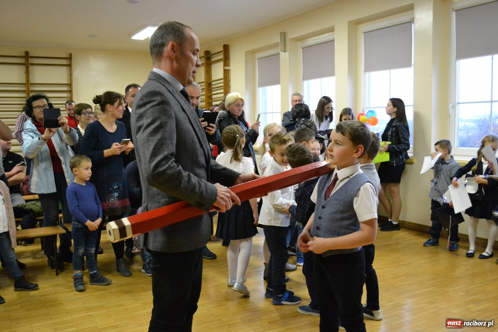 Zdjęcie w galerii na portalu naszraciborz.pl: Uroczyste pasowanie na ucznia na Ocicach wiadomości z regionu