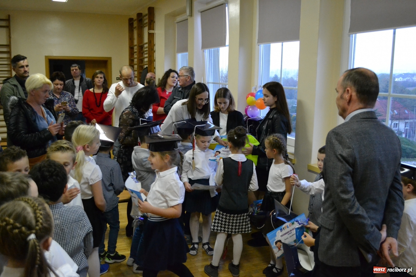 Zdjęcie w galerii na portalu naszraciborz.pl: Uroczyste pasowanie na ucznia na Ocicach wiadomości z regionu