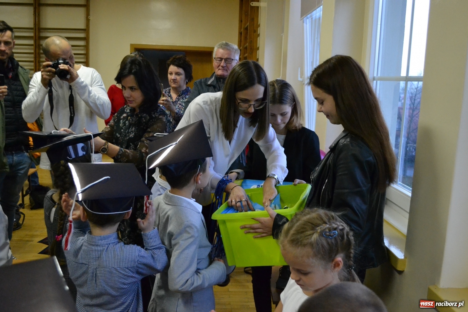 Zdjęcie w galerii na portalu naszraciborz.pl: Uroczyste pasowanie na ucznia na Ocicach wiadomości z regionu