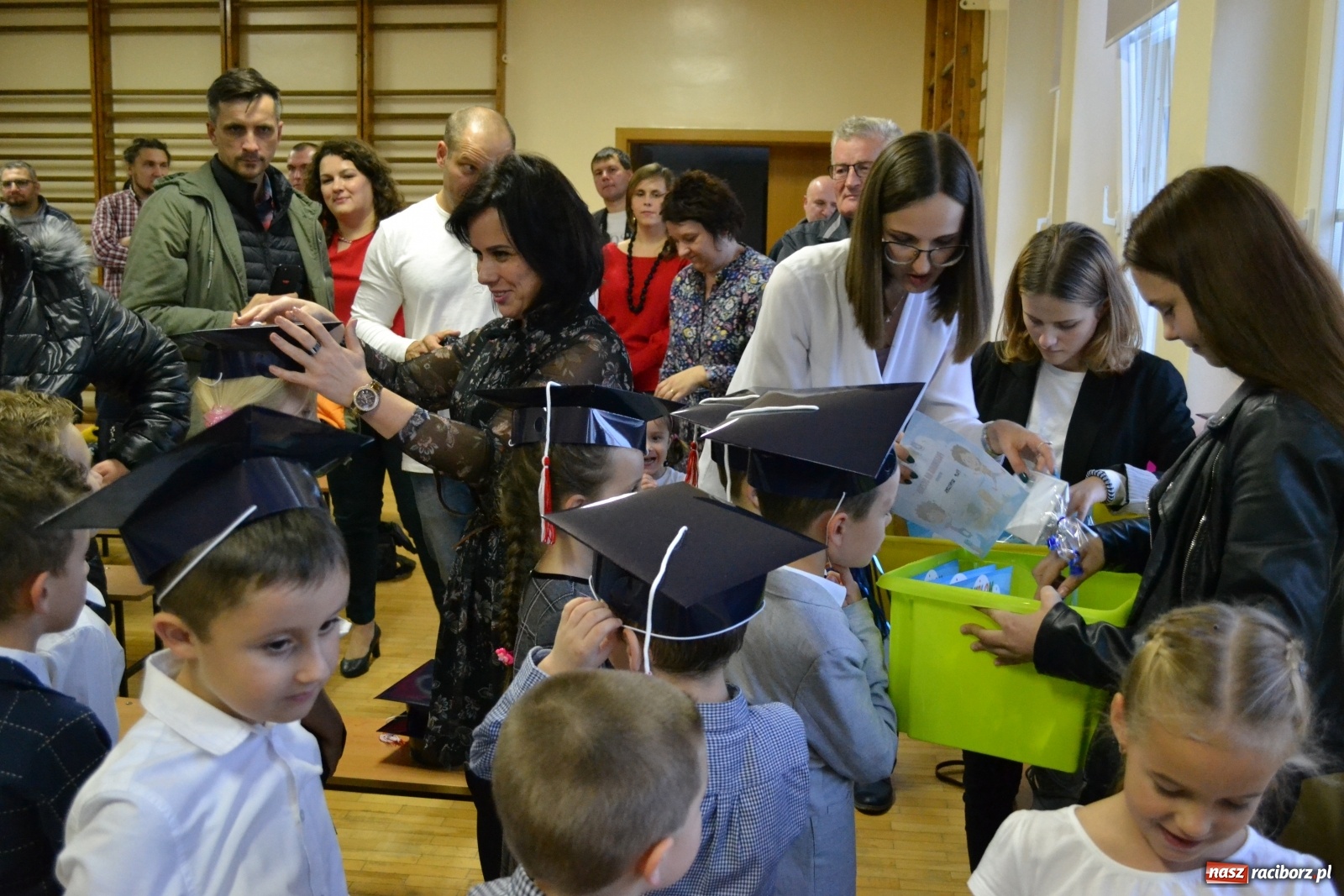 Zdjęcie w galerii na portalu naszraciborz.pl: Uroczyste pasowanie na ucznia na Ocicach wiadomości z regionu