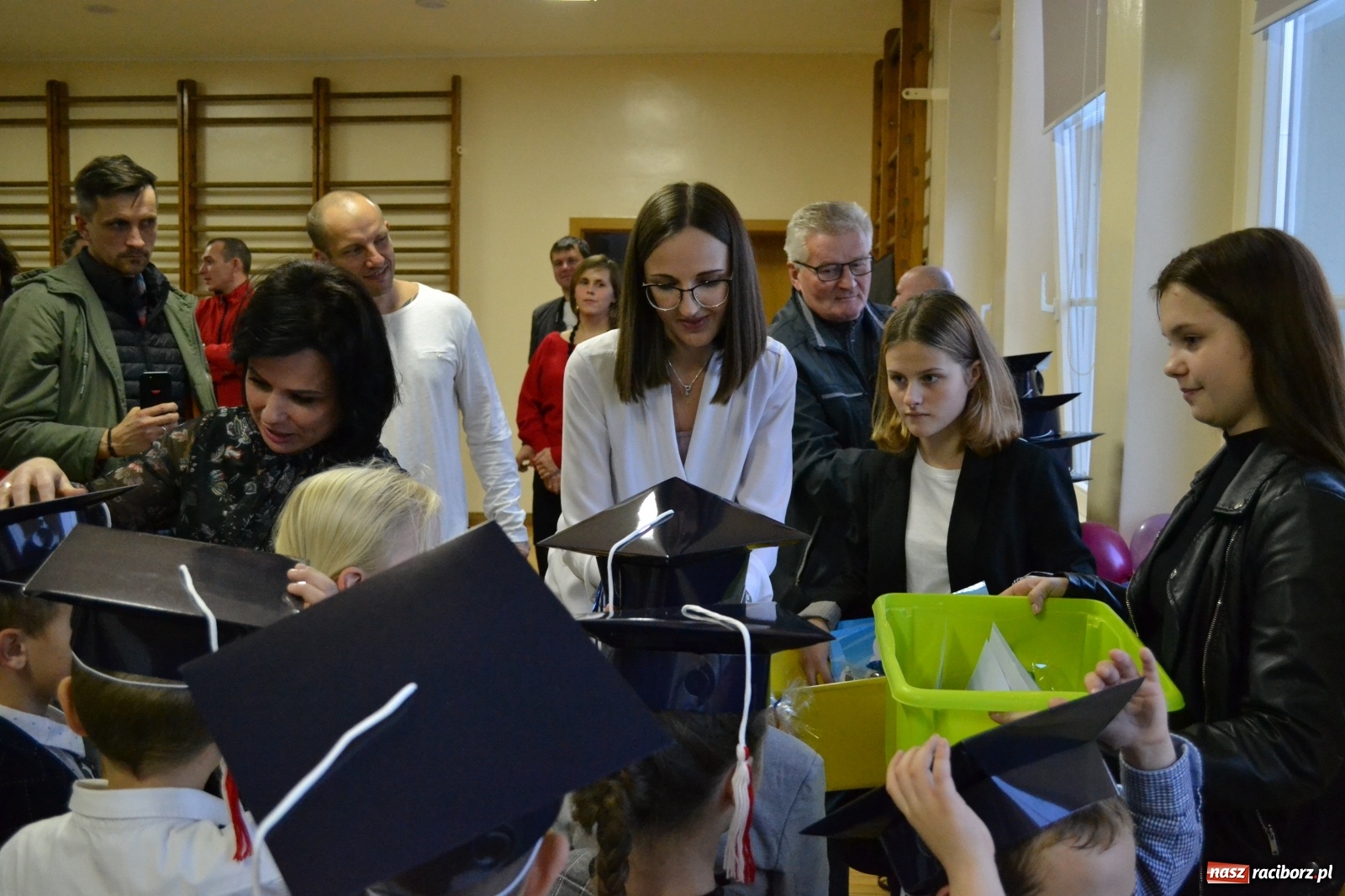 Zdjęcie w galerii na portalu naszraciborz.pl: Uroczyste pasowanie na ucznia na Ocicach wiadomości z regionu