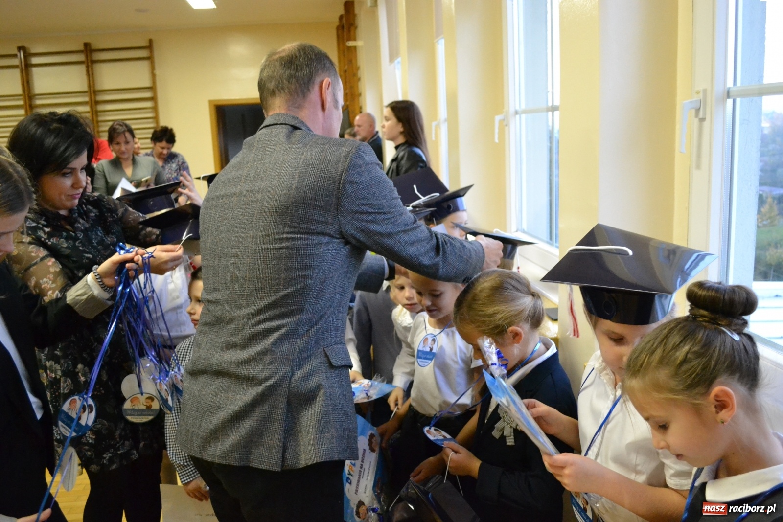 Zdjęcie w galerii na portalu naszraciborz.pl: Uroczyste pasowanie na ucznia na Ocicach wiadomości z regionu