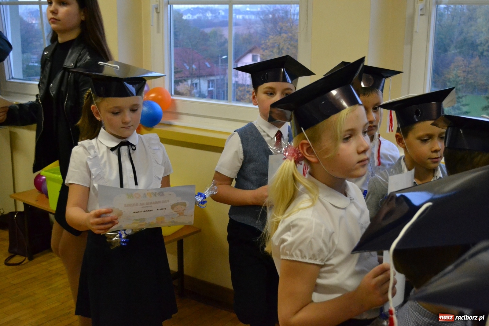 Zdjęcie w galerii na portalu naszraciborz.pl: Uroczyste pasowanie na ucznia na Ocicach wiadomości z regionu