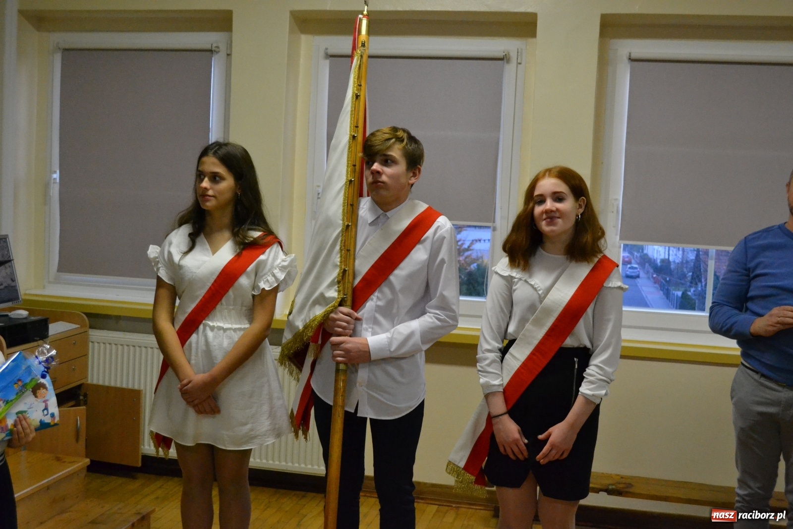 Zdjęcie w galerii na portalu naszraciborz.pl: Uroczyste pasowanie na ucznia na Ocicach wiadomości z regionu