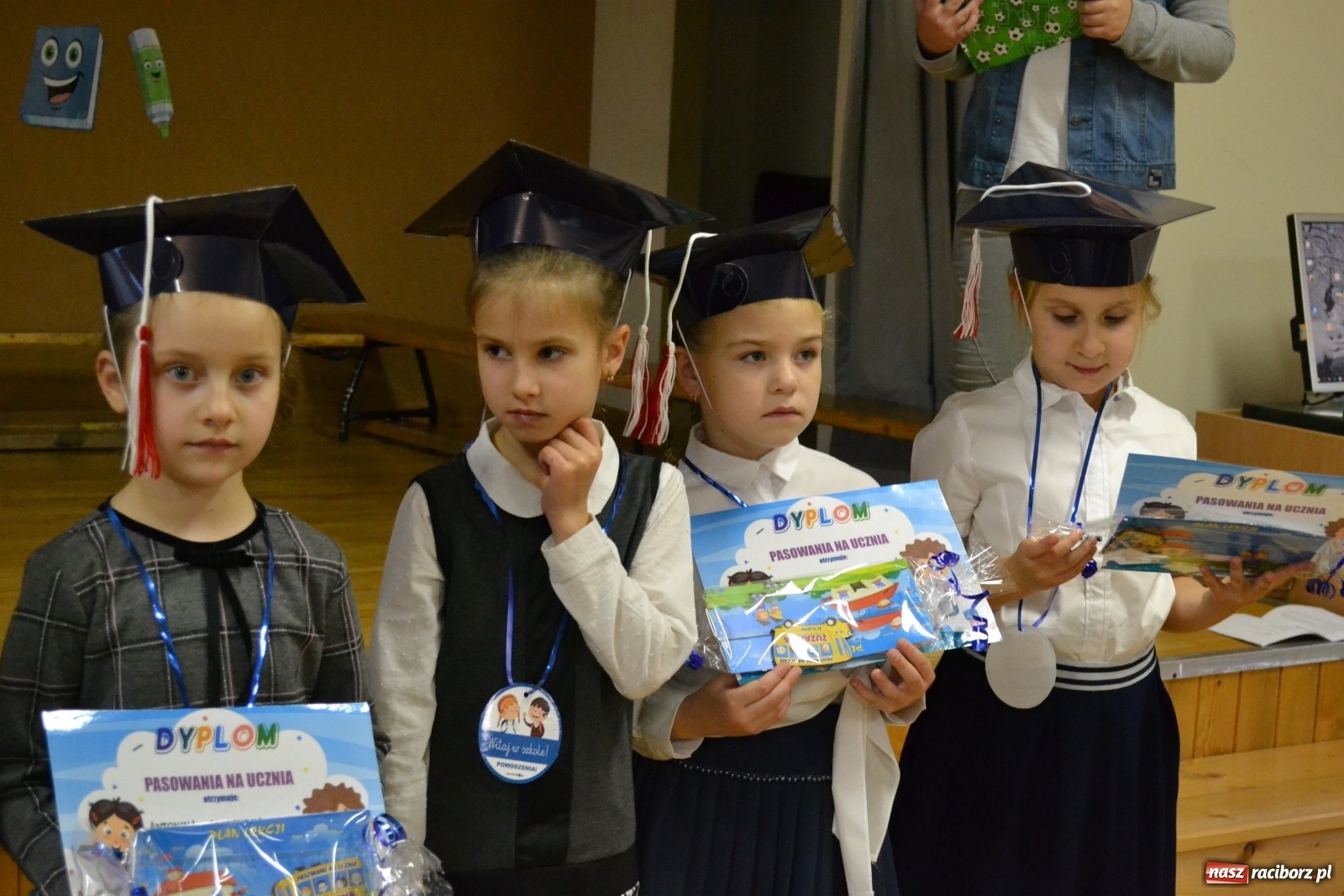Zdjęcie w galerii na portalu naszraciborz.pl: Uroczyste pasowanie na ucznia na Ocicach wiadomości z regionu