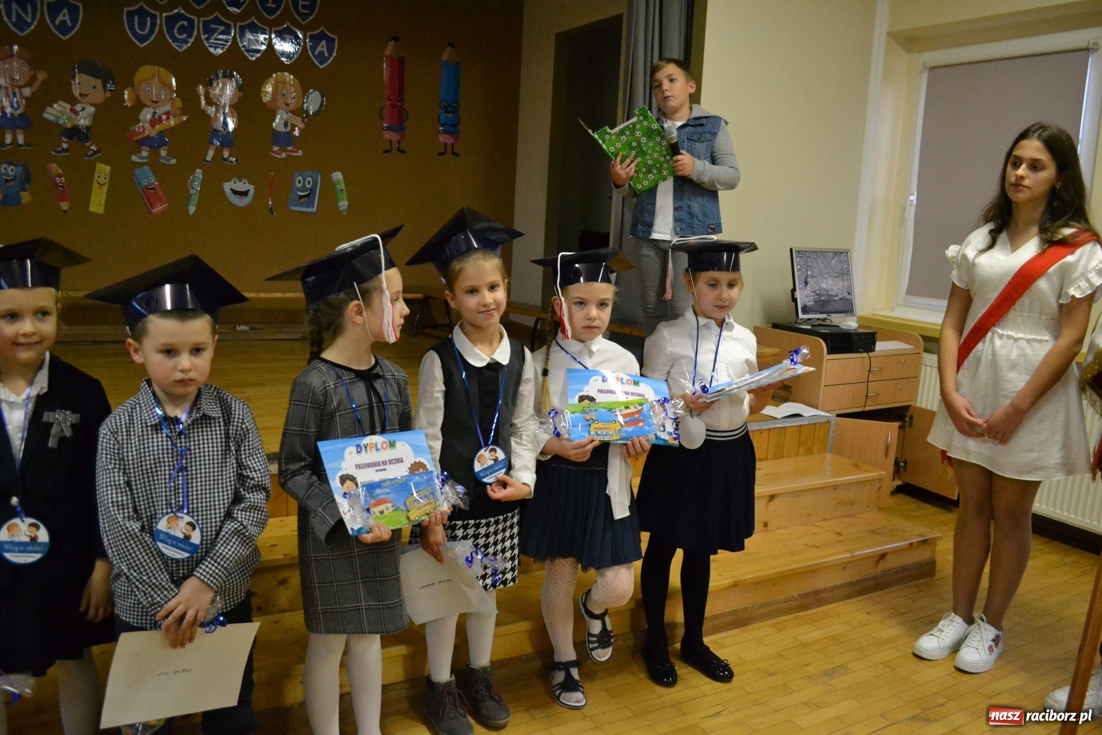 Zdjęcie w galerii na portalu naszraciborz.pl: Uroczyste pasowanie na ucznia na Ocicach wiadomości z regionu