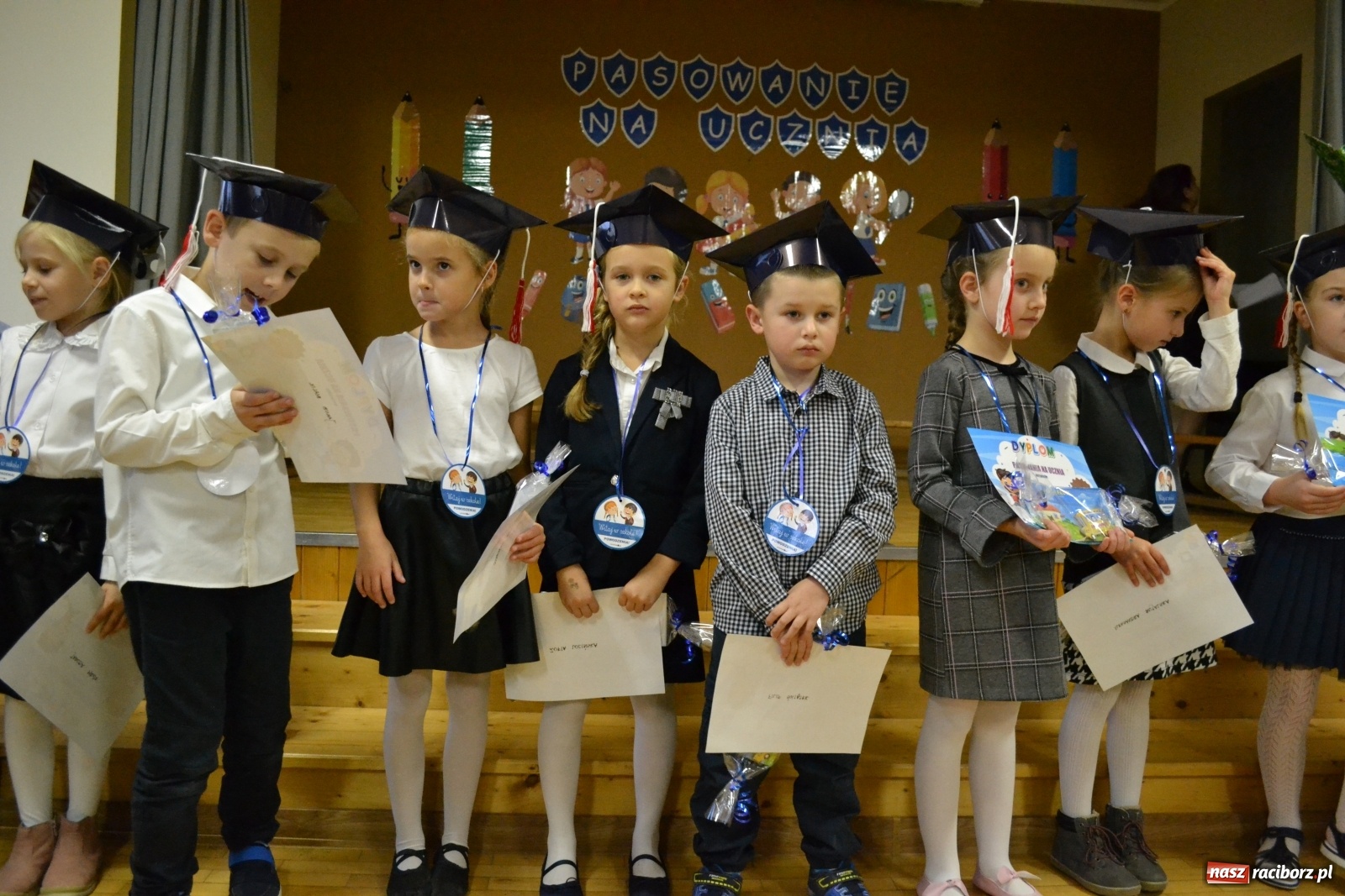 Zdjęcie w galerii na portalu naszraciborz.pl: Uroczyste pasowanie na ucznia na Ocicach wiadomości z regionu