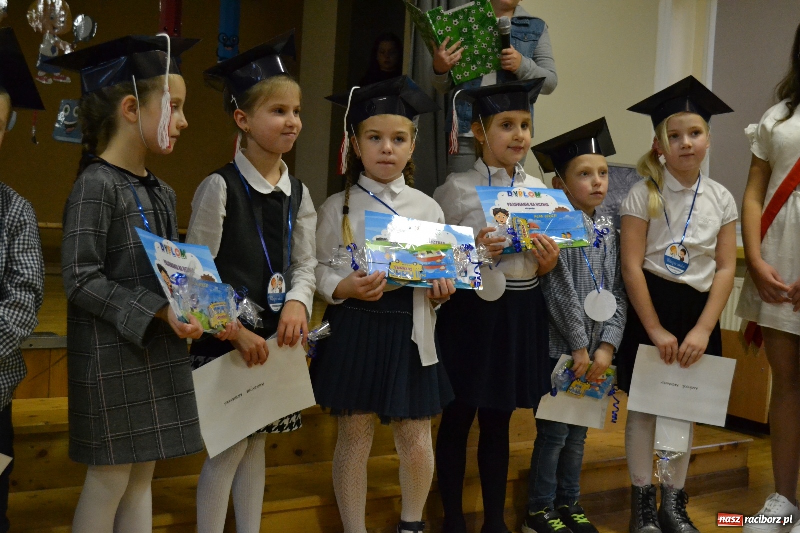 Zdjęcie w galerii na portalu naszraciborz.pl: Uroczyste pasowanie na ucznia na Ocicach wiadomości z regionu