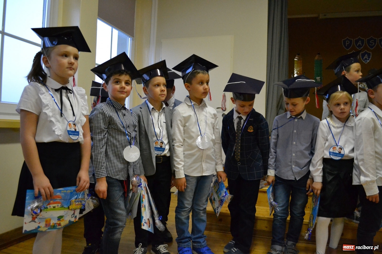 Zdjęcie w galerii na portalu naszraciborz.pl: Uroczyste pasowanie na ucznia na Ocicach wiadomości z regionu