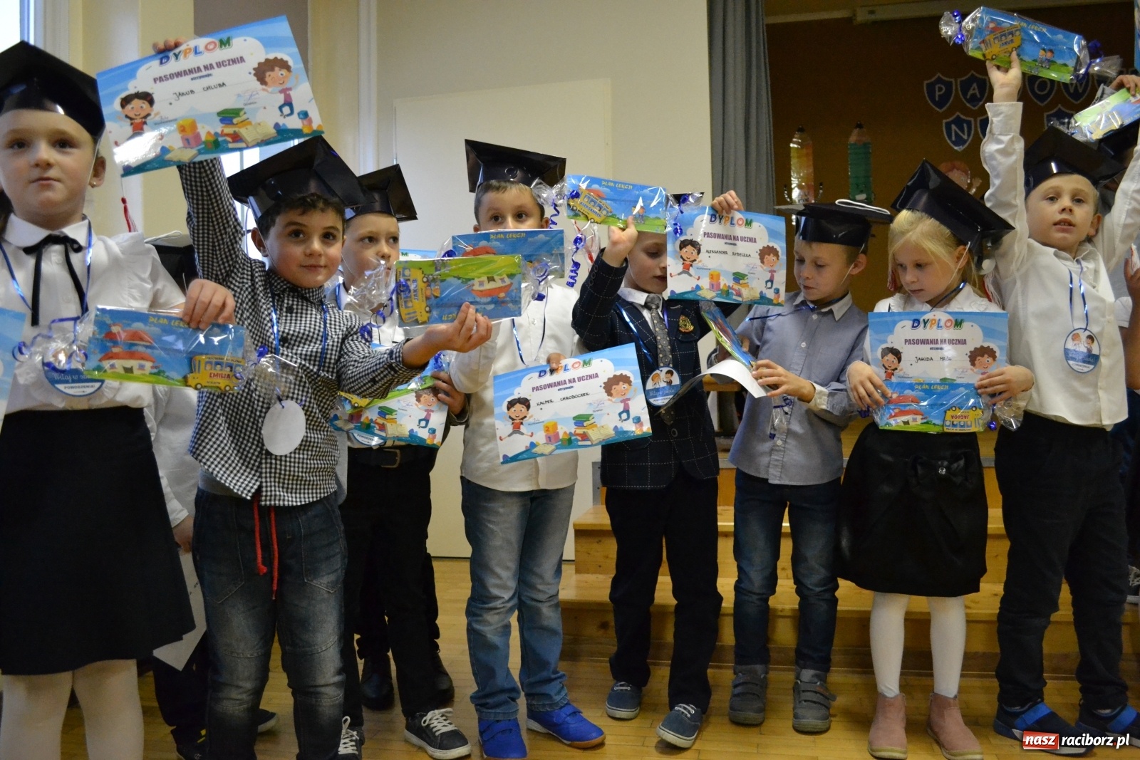 Zdjęcie w galerii na portalu naszraciborz.pl: Uroczyste pasowanie na ucznia na Ocicach wiadomości z regionu