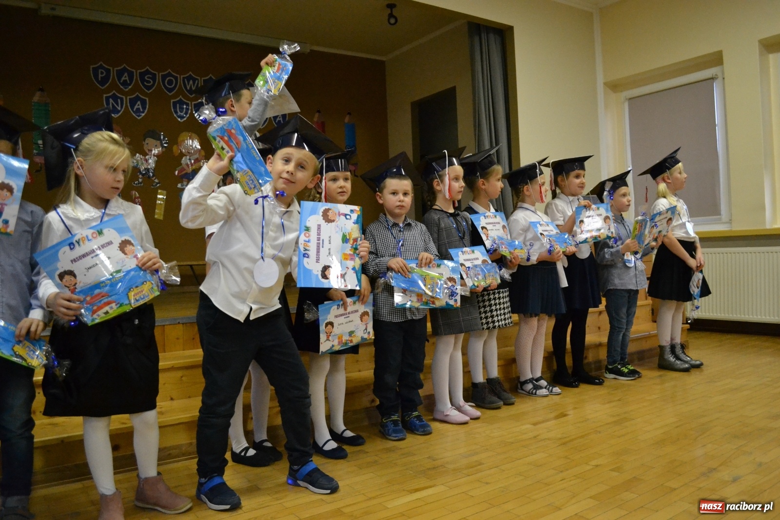Zdjęcie w galerii na portalu naszraciborz.pl: Uroczyste pasowanie na ucznia na Ocicach wiadomości z regionu