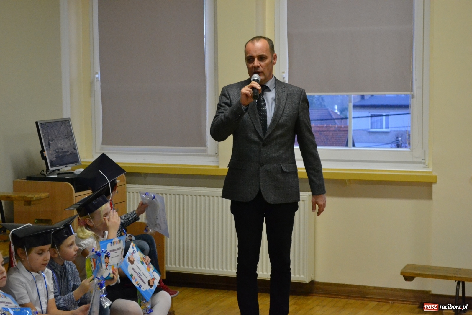 Zdjęcie w galerii na portalu naszraciborz.pl: Uroczyste pasowanie na ucznia na Ocicach wiadomości z regionu