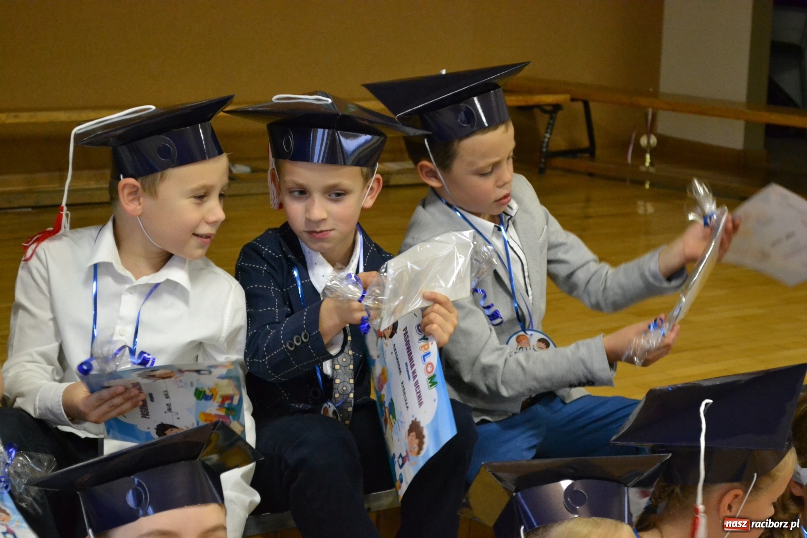 Zdjęcie w galerii na portalu naszraciborz.pl: Uroczyste pasowanie na ucznia na Ocicach wiadomości z regionu