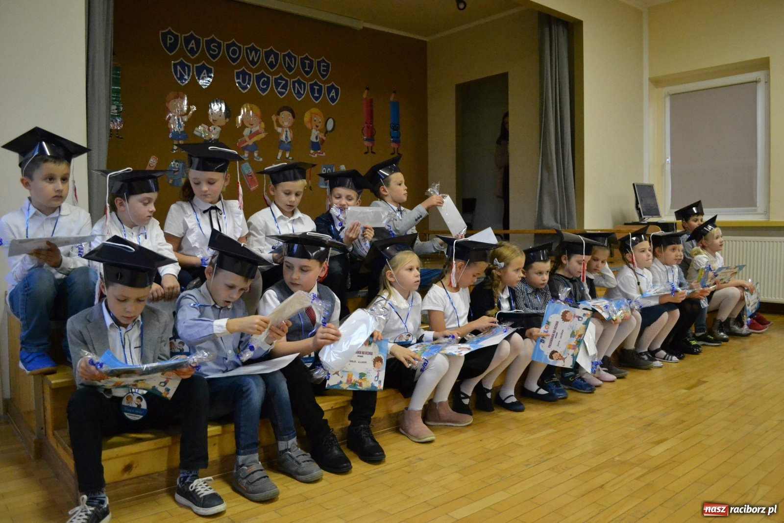 Zdjęcie w galerii na portalu naszraciborz.pl: Uroczyste pasowanie na ucznia na Ocicach wiadomości z regionu