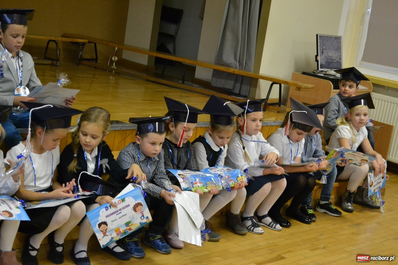 Zdjęcie w galerii na portalu naszraciborz.pl: Uroczyste pasowanie na ucznia na Ocicach wiadomości z regionu
