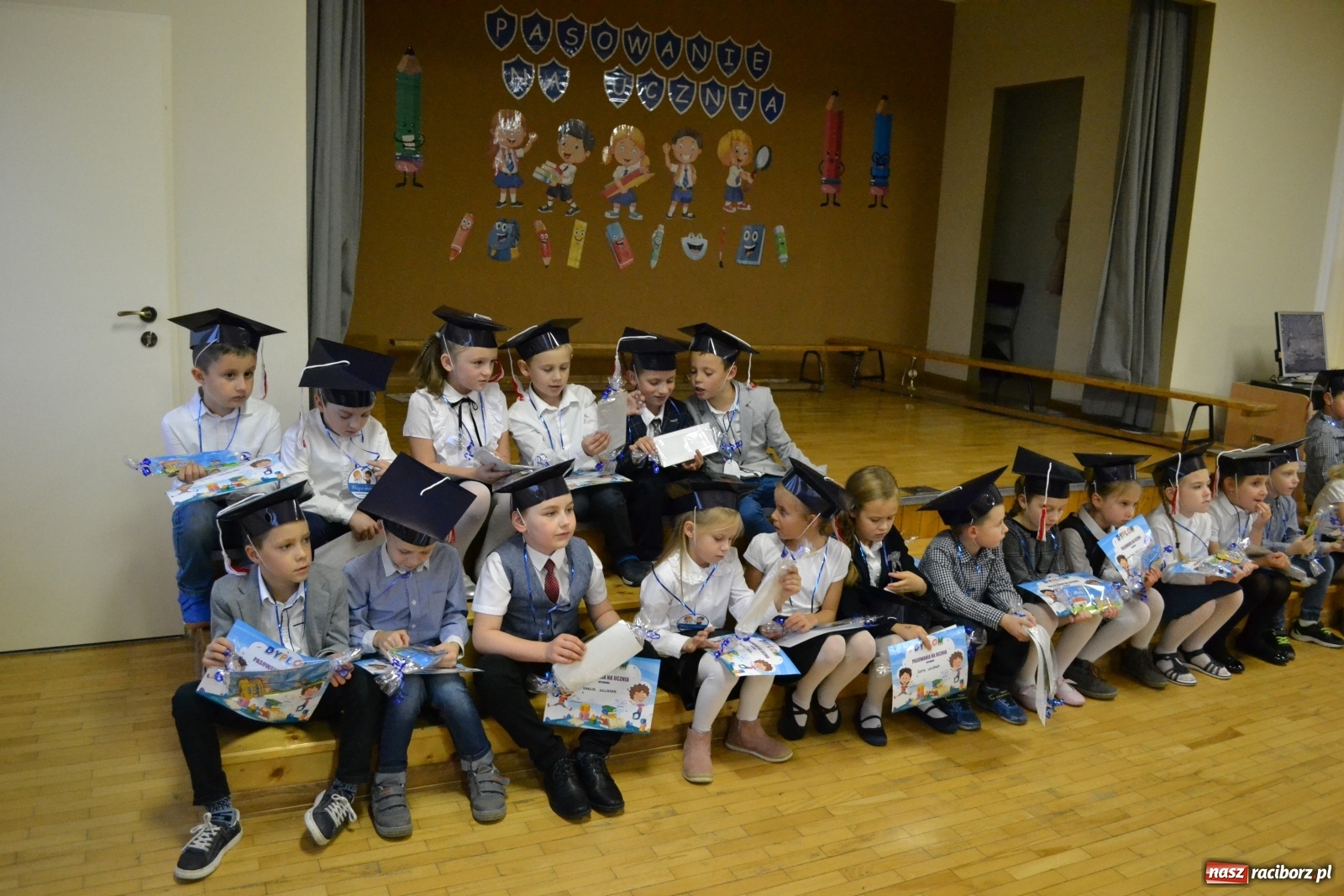 Zdjęcie w galerii na portalu naszraciborz.pl: Uroczyste pasowanie na ucznia na Ocicach wiadomości z regionu