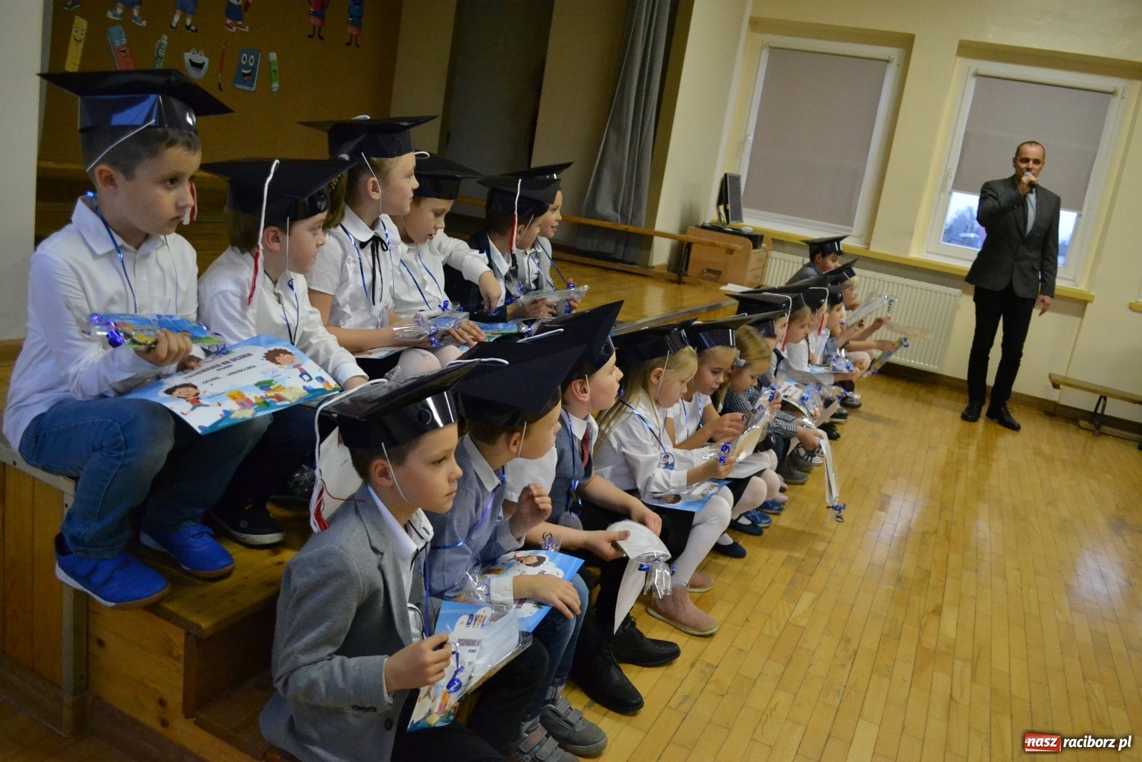 Zdjęcie w galerii na portalu naszraciborz.pl: Uroczyste pasowanie na ucznia na Ocicach wiadomości z regionu