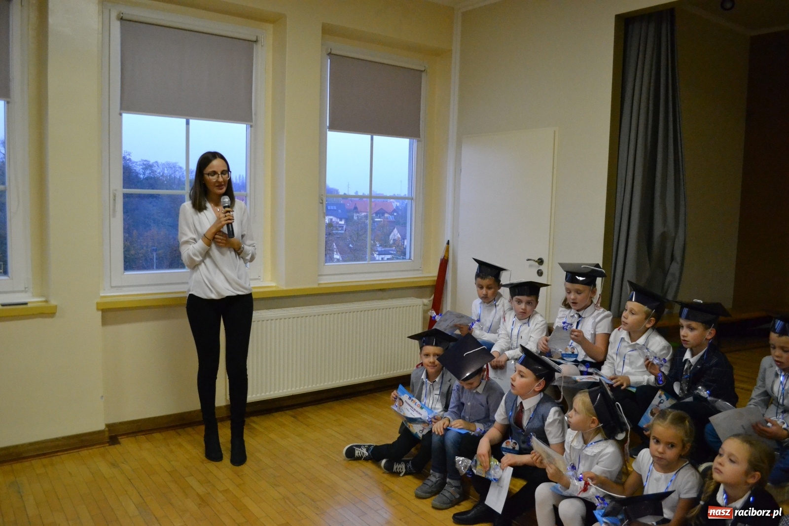 Zdjęcie w galerii na portalu naszraciborz.pl: Uroczyste pasowanie na ucznia na Ocicach wiadomości z regionu