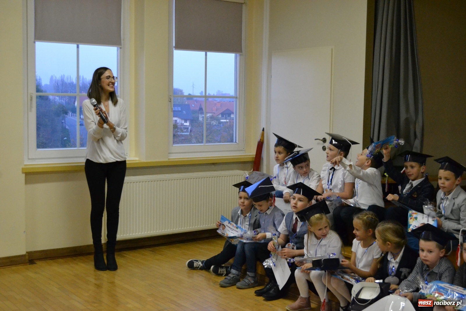 Zdjęcie w galerii na portalu naszraciborz.pl: Uroczyste pasowanie na ucznia na Ocicach wiadomości z regionu