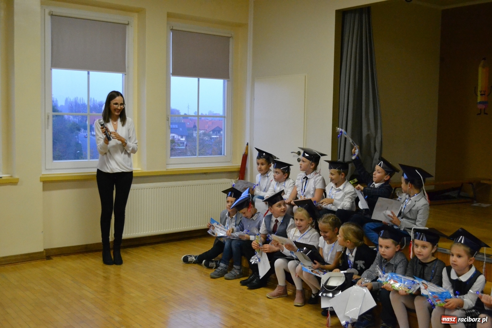 Zdjęcie w galerii na portalu naszraciborz.pl: Uroczyste pasowanie na ucznia na Ocicach wiadomości z regionu