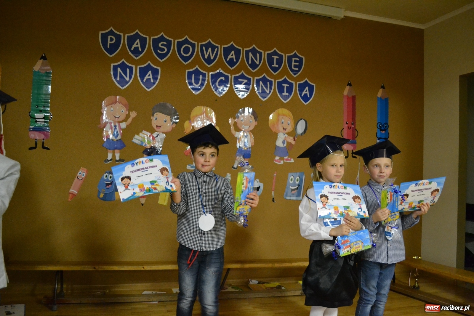 Zdjęcie w galerii na portalu naszraciborz.pl: Uroczyste pasowanie na ucznia na Ocicach wiadomości z regionu