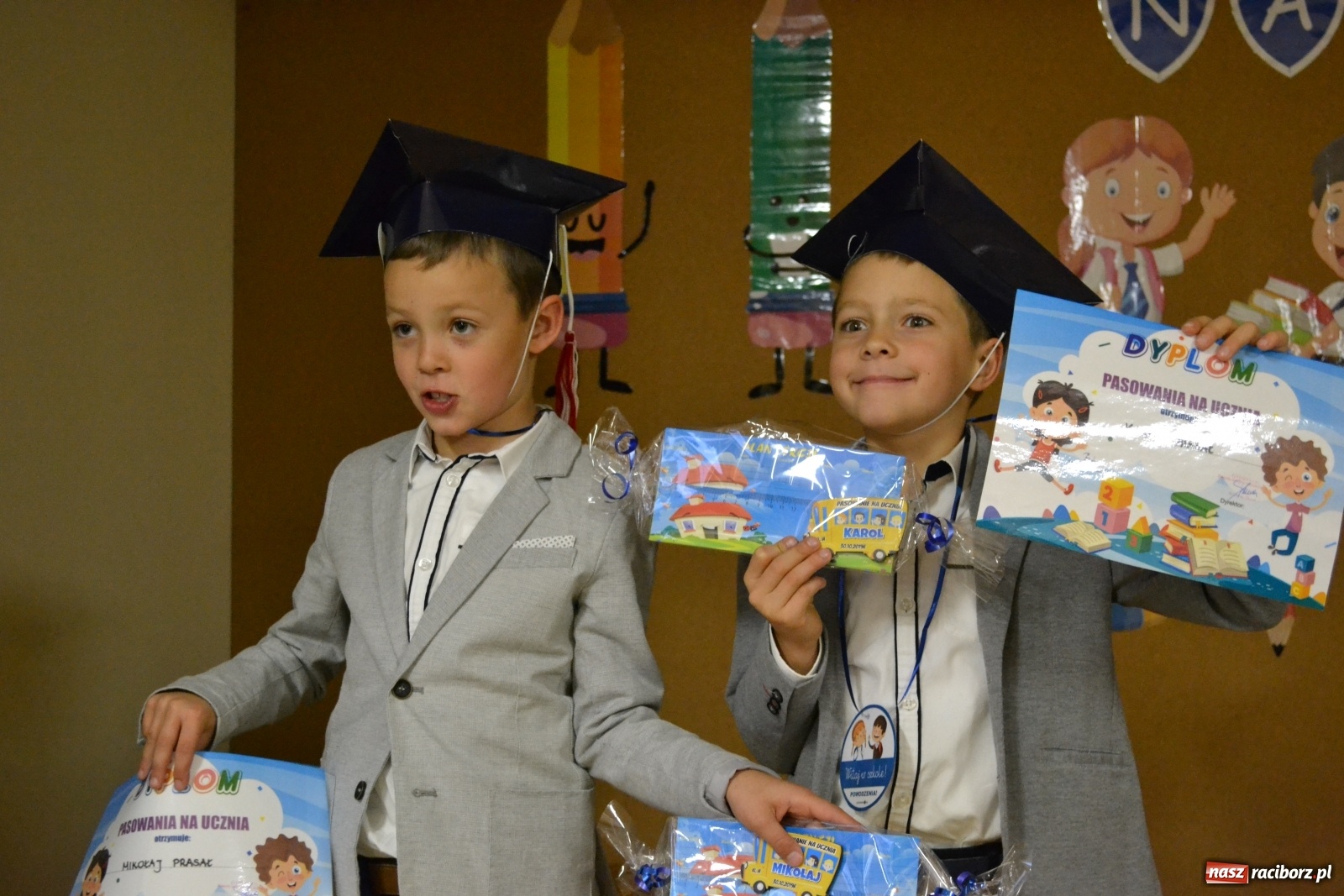 Zdjęcie w galerii na portalu naszraciborz.pl: Uroczyste pasowanie na ucznia na Ocicach wiadomości z regionu