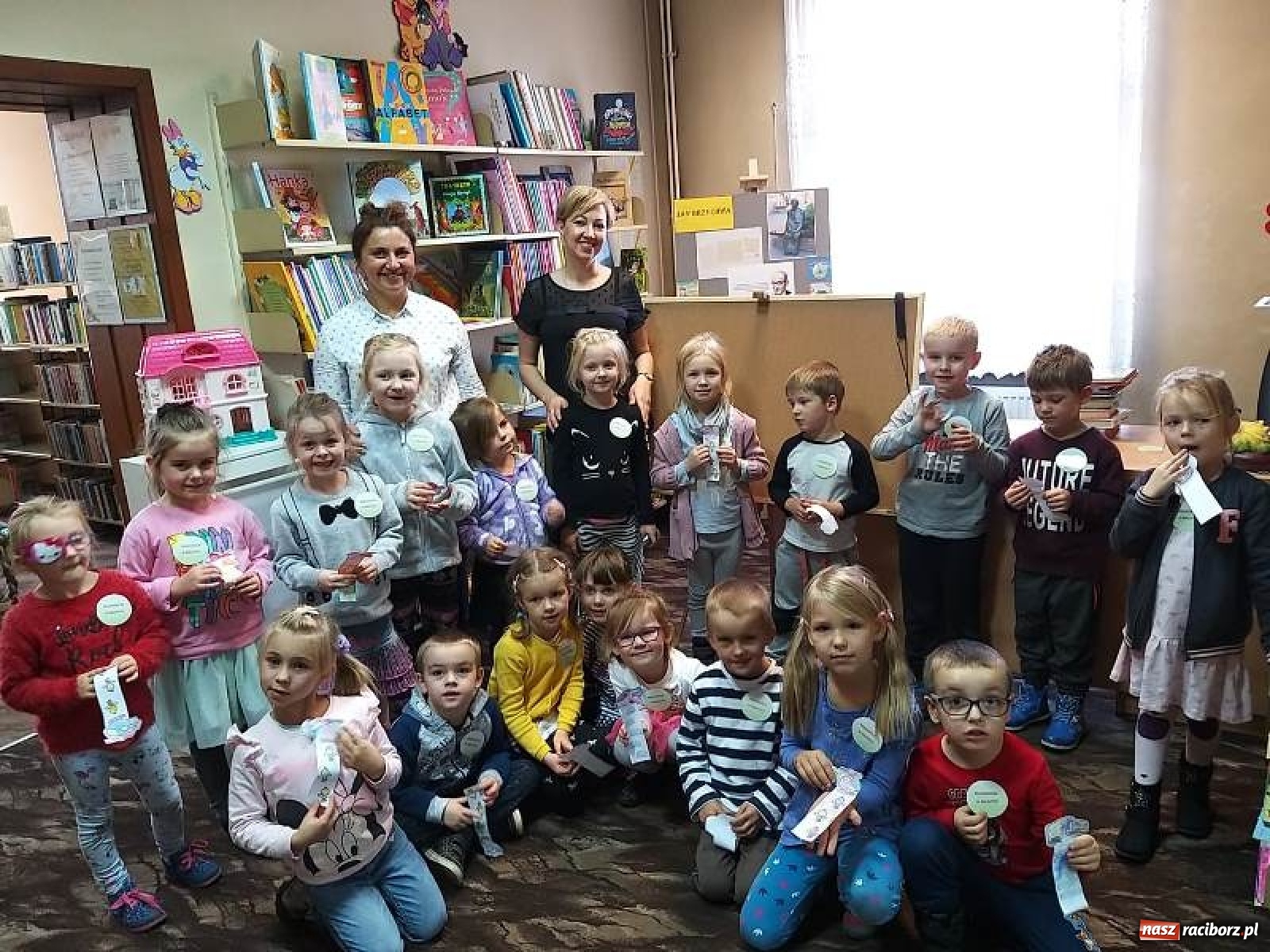 Zdjęcie w galerii na portalu naszraciborz.pl: Pszczółki i Krasnoludki poznają bibliotekę  wiadomości z regionu