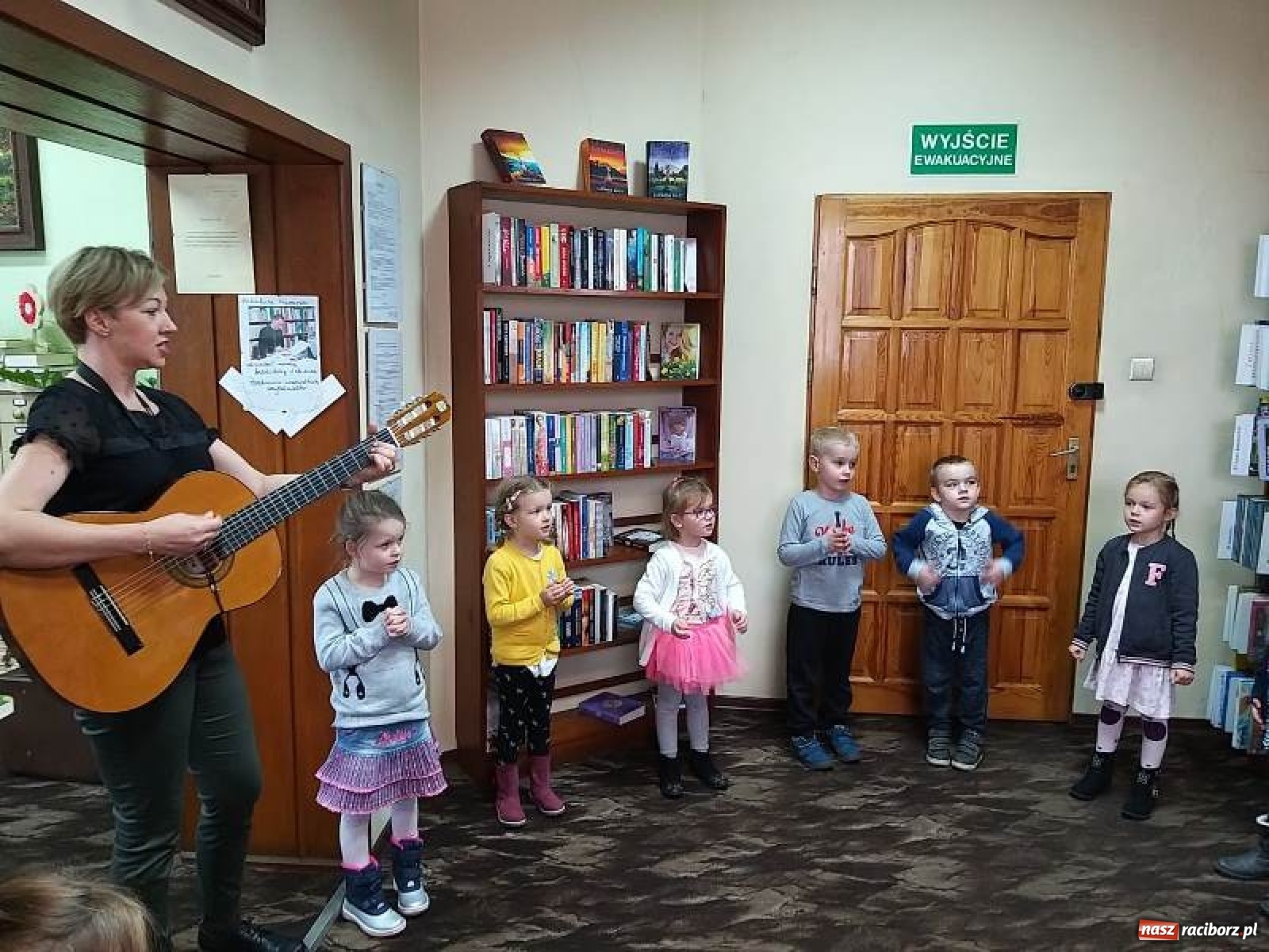 Zdjęcie w galerii na portalu naszraciborz.pl: Pszczółki i Krasnoludki poznają bibliotekę  wiadomości z regionu