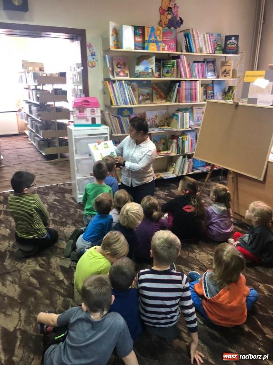 Zdjęcie w galerii na portalu naszraciborz.pl: Pszczółki i Krasnoludki poznają bibliotekę  wiadomości z regionu