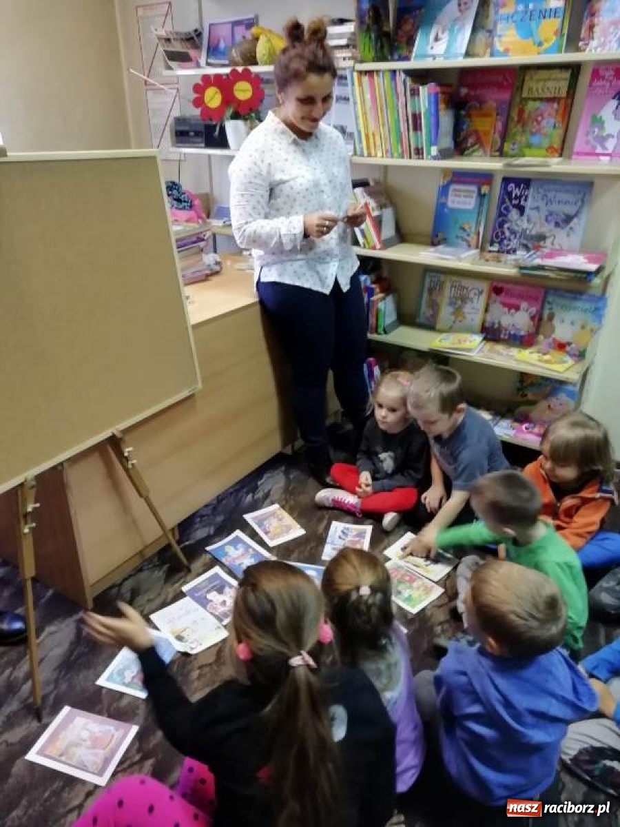 Zdjęcie w galerii na portalu naszraciborz.pl: Pszczółki i Krasnoludki poznają bibliotekę  wiadomości z regionu