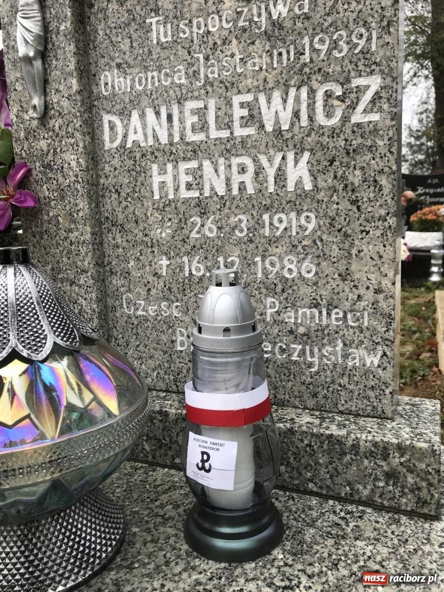 Zdjęcie w galerii na portalu naszraciborz.pl: Walcząc myśleli o Tobie. Żyjąc pamiętaj o nich! Polscy bohaterowie na naszych cmentarzach wiadomości z regionu