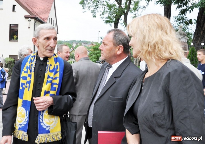 Zdjęcie w galerii na portalu naszraciborz.pl: Proboszcz wierny swojej drużynie wiadomości z regionu
