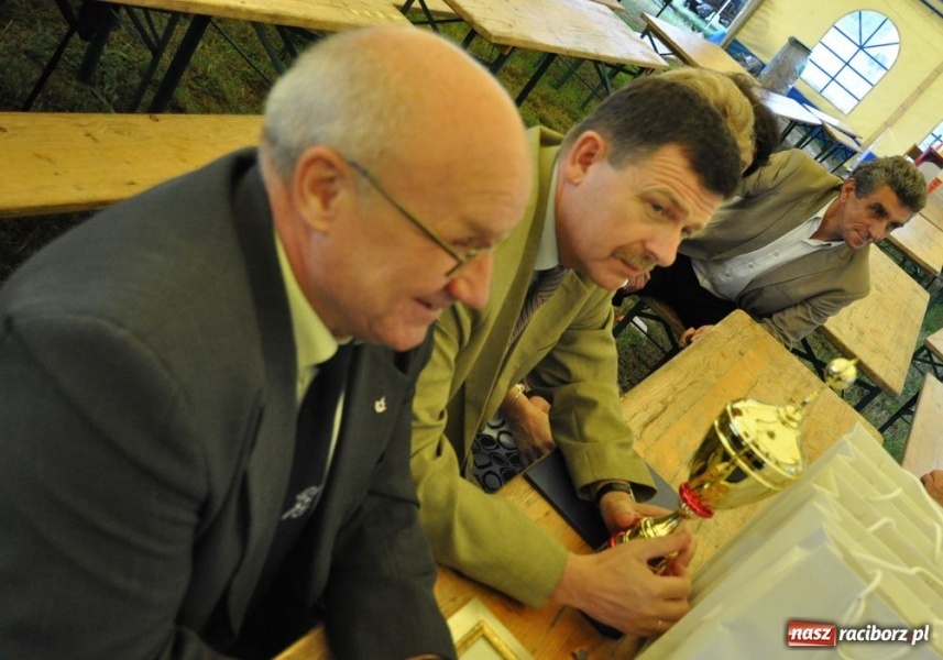 Zdjęcie w galerii na portalu naszraciborz.pl: Proboszcz wierny swojej drużynie wiadomości z regionu