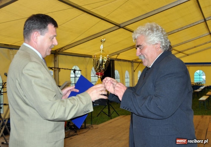 Zdjęcie w galerii na portalu naszraciborz.pl: Proboszcz wierny swojej drużynie wiadomości z regionu