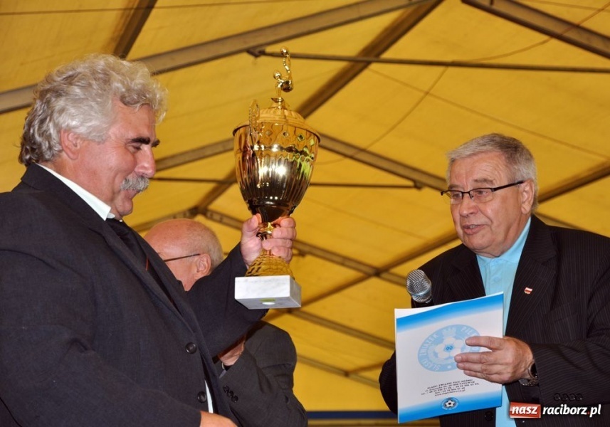 Zdjęcie w galerii na portalu naszraciborz.pl: Proboszcz wierny swojej drużynie wiadomości z regionu