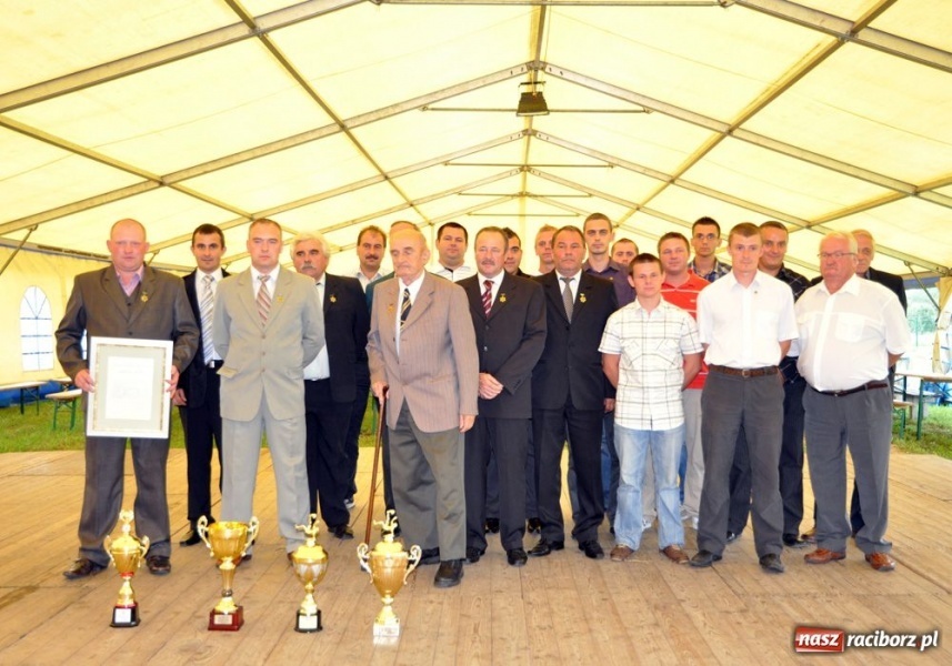 Zdjęcie w galerii na portalu naszraciborz.pl: Proboszcz wierny swojej drużynie wiadomości z regionu