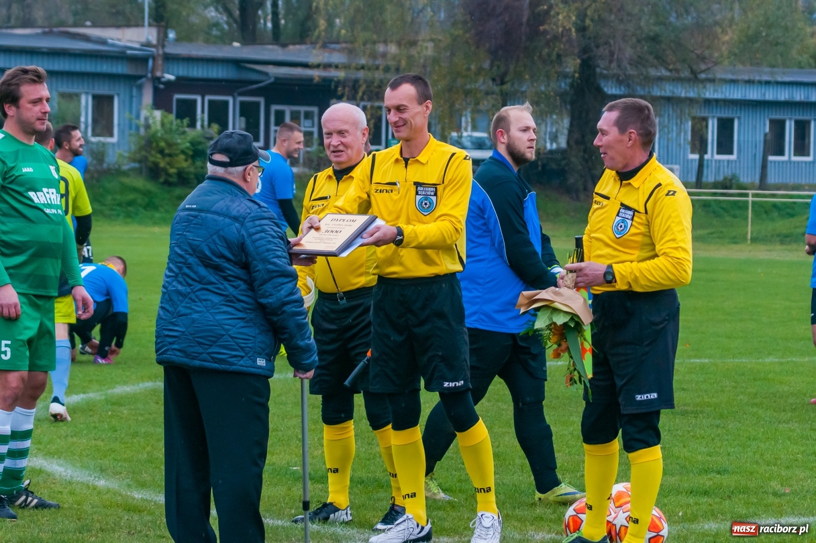 Zdjęcie w galerii na portalu naszraciborz.pl: Czarni lepsi od Rafako. 3000. mecz sędziego Czesława Sroki [FOTO] wiadomości z regionu