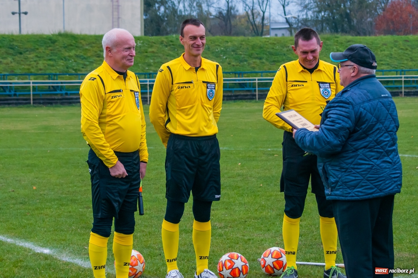 Zdjęcie w galerii na portalu naszraciborz.pl: Czarni lepsi od Rafako. 3000. mecz sędziego Czesława Sroki [FOTO] wiadomości z regionu
