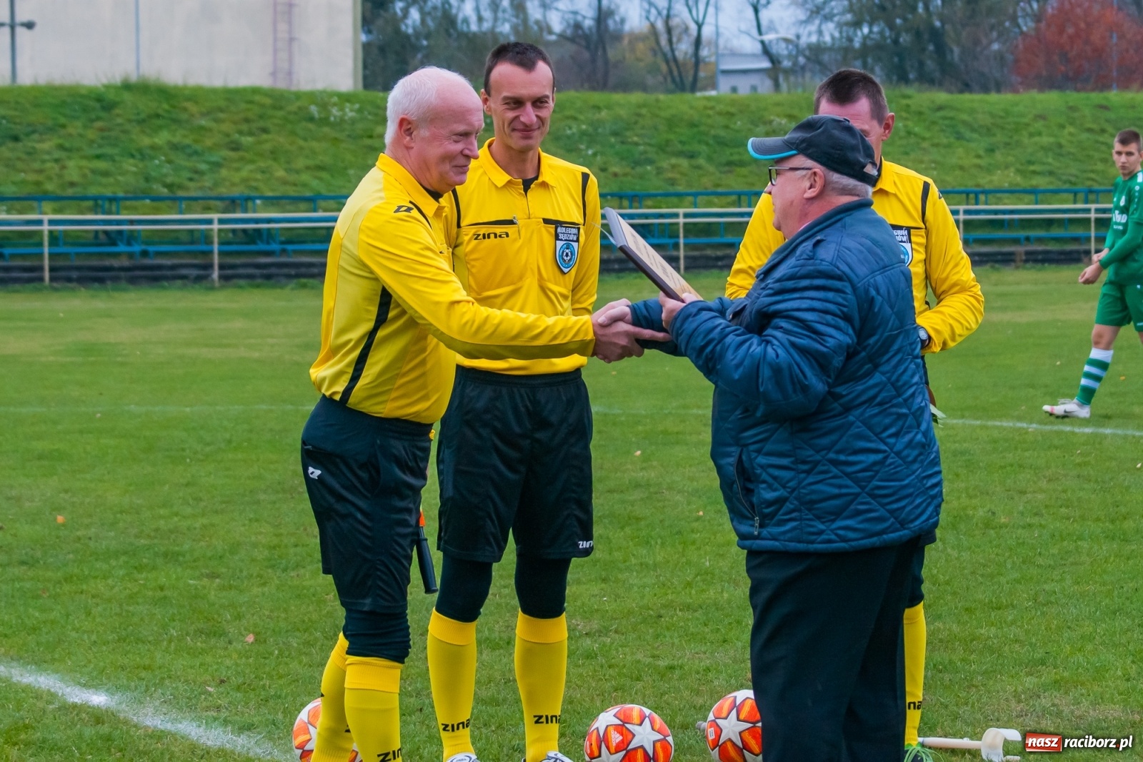 Zdjęcie w galerii na portalu naszraciborz.pl: Czarni lepsi od Rafako. 3000. mecz sędziego Czesława Sroki [FOTO] wiadomości z regionu